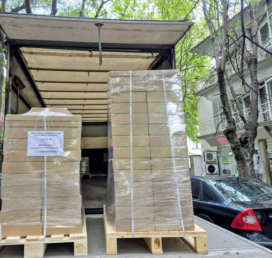 2696 броя ролки за машинно гласуване пристигнаха при засилени мерки за сигурност в Стара Загора 