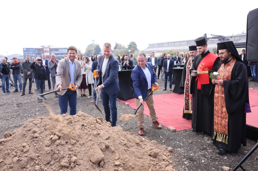 Кметът Живко Тодоров участва в първата копка на новия XOPark в Стара Загора